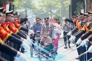 Disambut Pedang Pora dan Atraksi Budaya, Irjen Pol Dekananto Eko Purwono Resmi Pimpin Polda Jatim