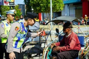 Rangkul Abang Becak, Polres Ponorogo Wujudkan Semangat ‘Polisi Bersama Masyarakat’ Tanpa Sekat